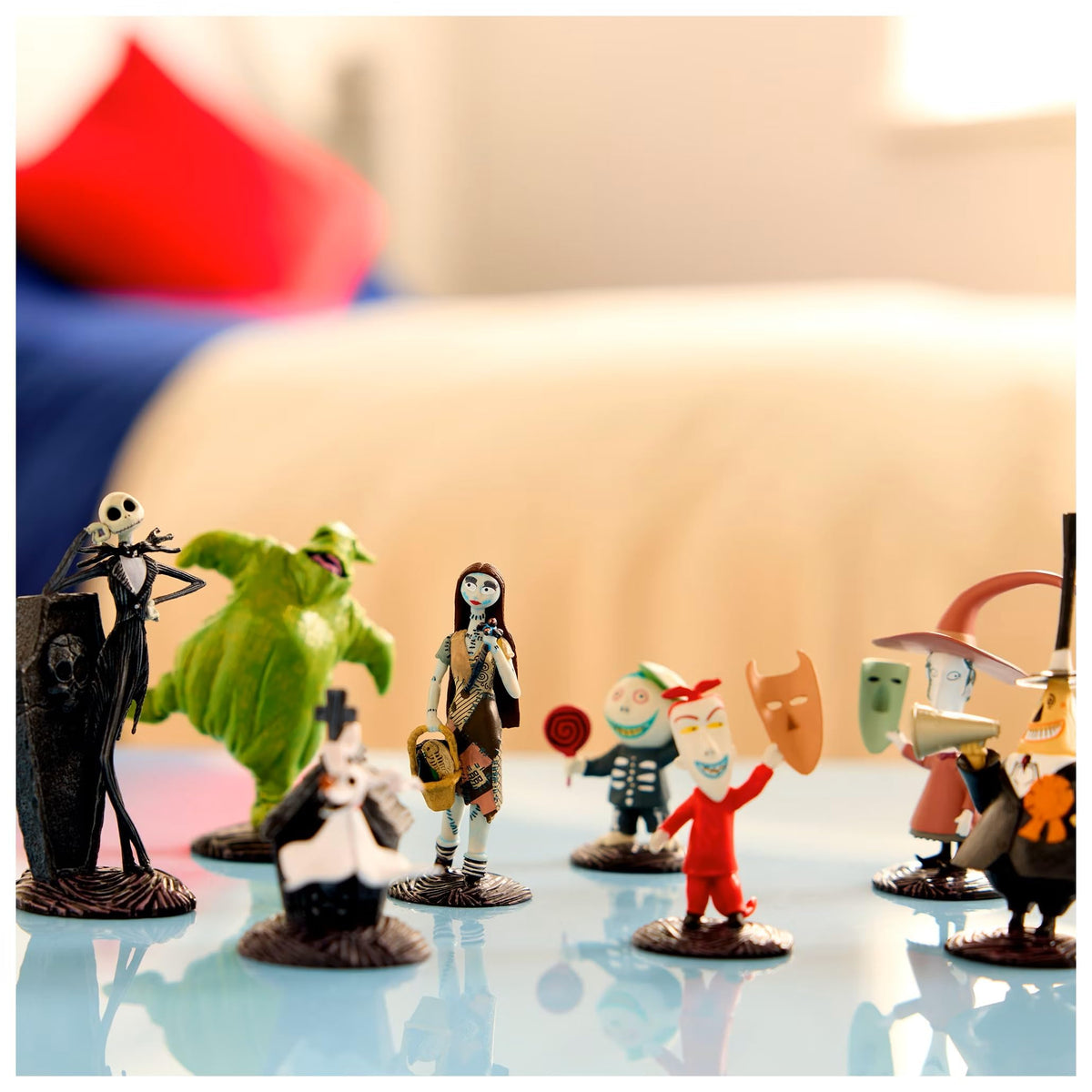 8 Fully Sculpted Figures in Double-Tiered Box with Scenic Backgrounds W510