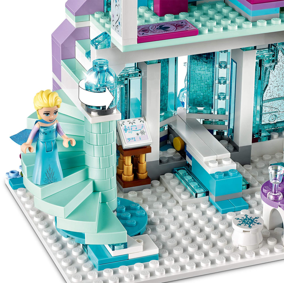 Building Kit with Mini Dolls, 701 Pieces A45315